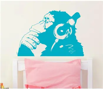 Banksy Vinil Perete Decal Maimuță Cu Căști Cimpanzeu de a Asculta Muzică În Căști Graffiti Stradă Sticker Mural Poster W-23