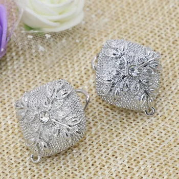 O pereche stras încrustații de argint-culoare stud cercei flori sculptate 19*19mm farmece noua moda cadouri bijuterii B2821